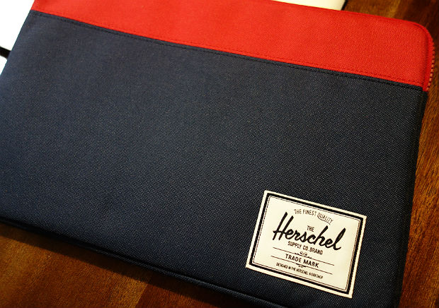 Herschel（ハーシェル）のパソコンケース